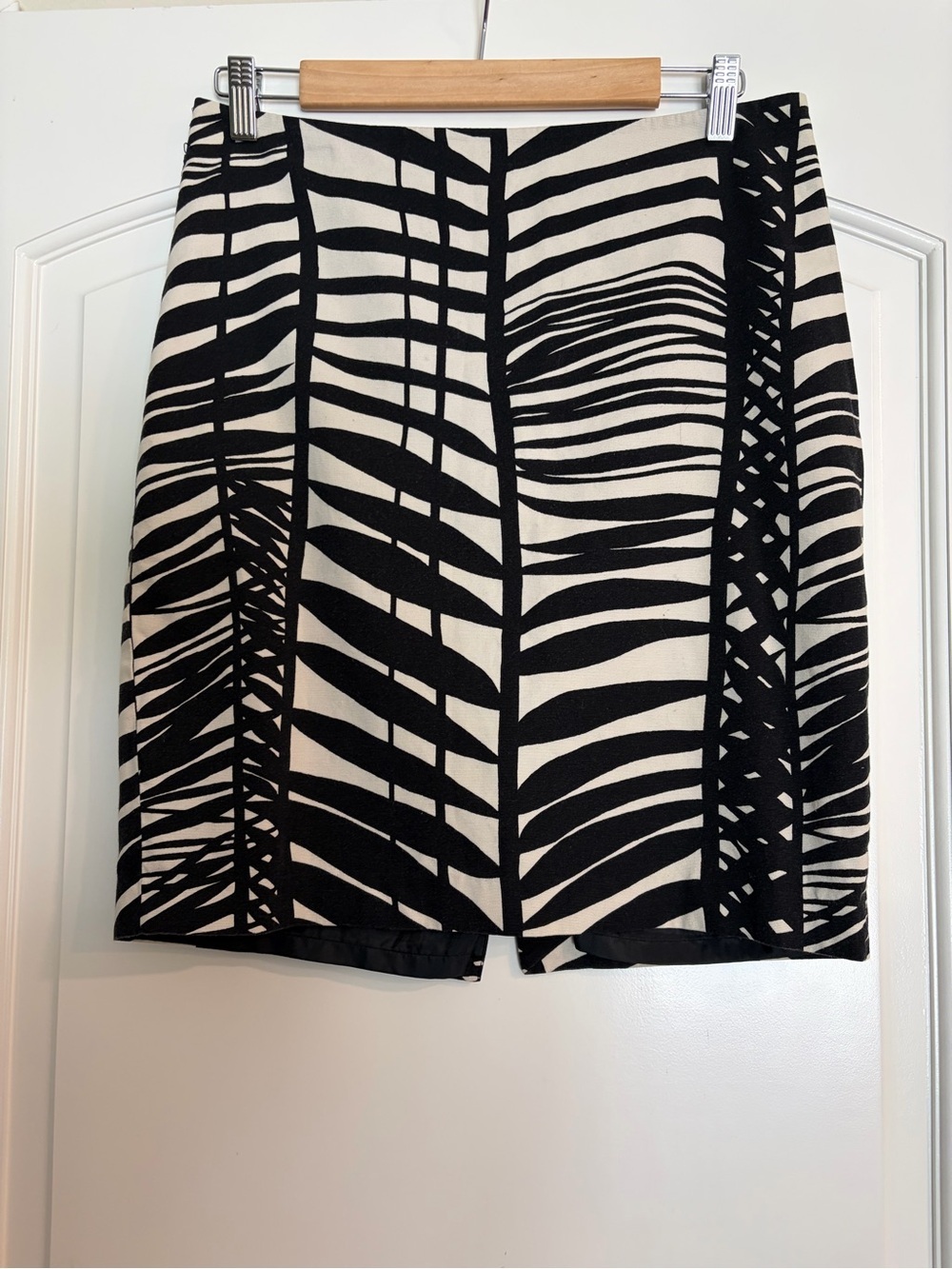 The Limited Black & White Leaf Zebra Print Pencil Skirt Size 6